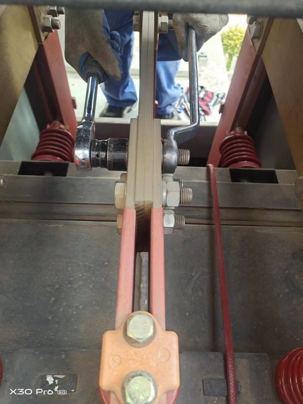 #2高厂变共箱母线清扫3