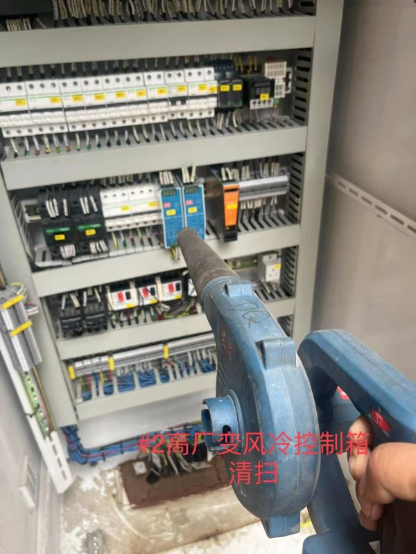 #2高厂变风冷控制箱清扫